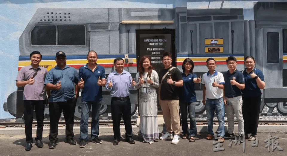 莫哈末希尔米(左四起)、蔡瑞玲与漆料公司及广告公司代表在壁画前合影。
