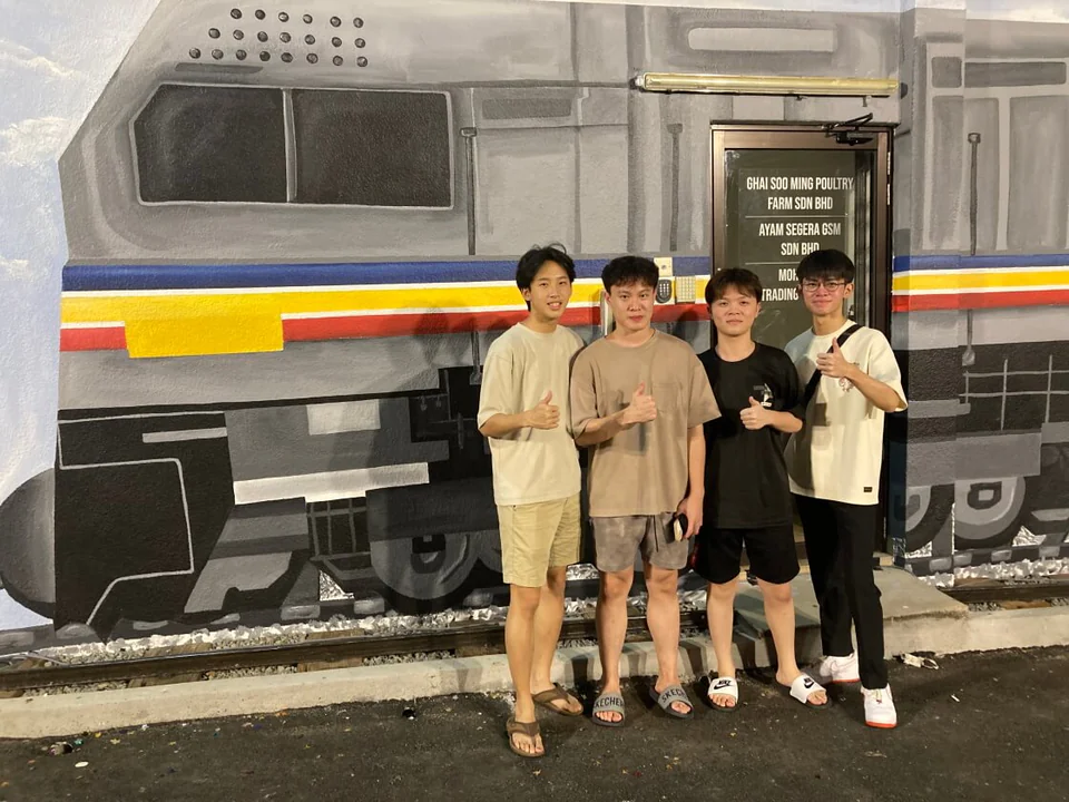 林永燁(左二)與同在馬六甲念書的友人特別從馬六甲趕回昔加末參與“火車火車嘟嘟嘟”嘉年華。