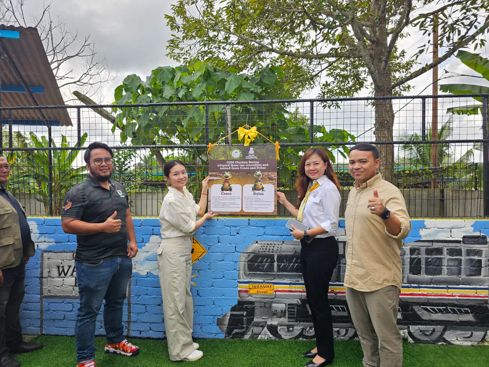 Tey Jia Ying (second from left) and Ghai Swee Ling (second from right), joined by Tuan Haji Mohd Helmi Bin Dato' Haji Sha'ri @ Shangari (far right) and representative from Jabatan PERHILITAN (far left), unveil the "Croco & Dylus" sign at the star crocodiles' enclosure.