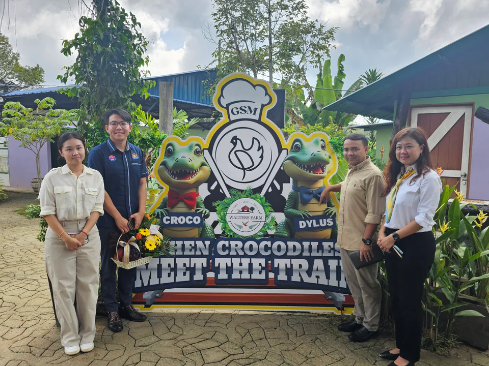 Tuan Haji Mohd Helmi Bin Dato' Haji Sha'ri @ Shangari (second from right) officiates the event, posing for a group photo with Ghai Swee Ling (far right), Tey Jia Ying (far left), and Councilor Tay Kok Wea (second from left).