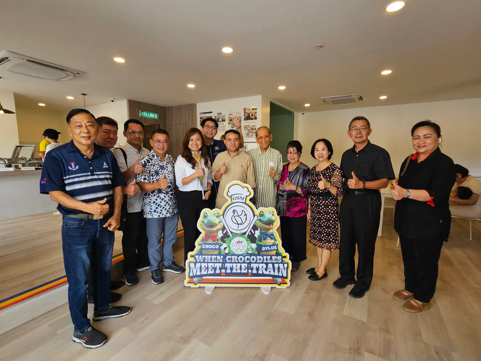 Many notable figures from Segamat attended the ceremony, including Tan Sri Tan Beng Tong (fifth from right) and his wife.